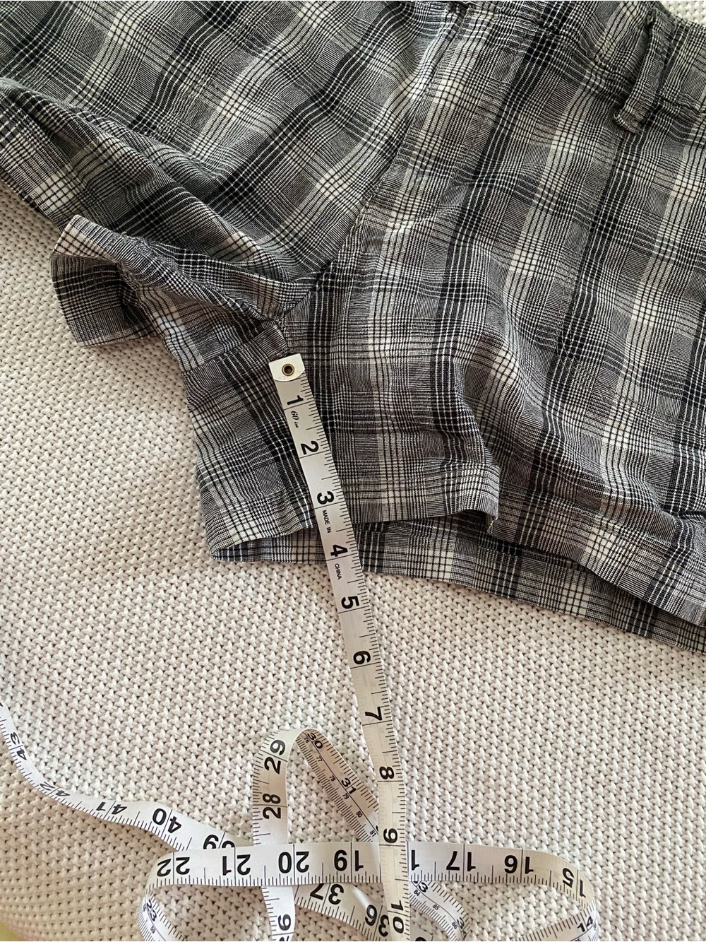 a.n.a Gray Plaid Utility Shorts Size 12 Cotton Stretch Buckle Tabs - Picture 6 of 13